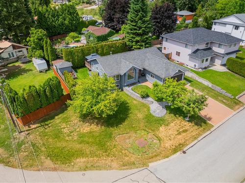 900 7Th Street, Montrose, BC - Outdoor