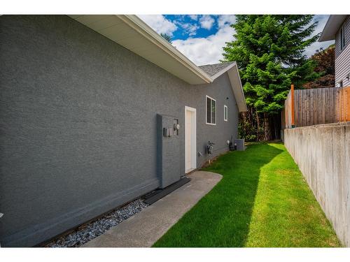 900 7Th Street, Montrose, BC - Outdoor