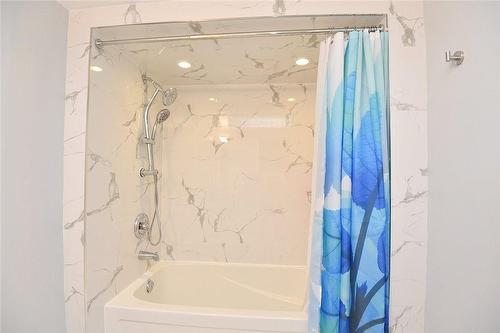3 Suter Crescent, Dundas, ON - Indoor Photo Showing Bathroom
