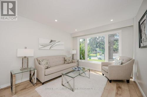 34 Lauderdale Road, Brampton, ON - Indoor Photo Showing Living Room
