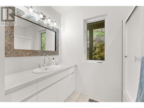 1100 Spiller Road, Penticton, BC - Indoor Photo Showing Bathroom