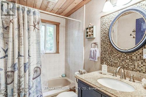 6 Elm Lane, Tiny, ON - Indoor Photo Showing Bathroom