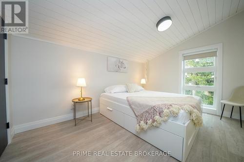 12 Warwick Avenue, Lambton Shores (Grand Bend), ON - Indoor Photo Showing Bedroom