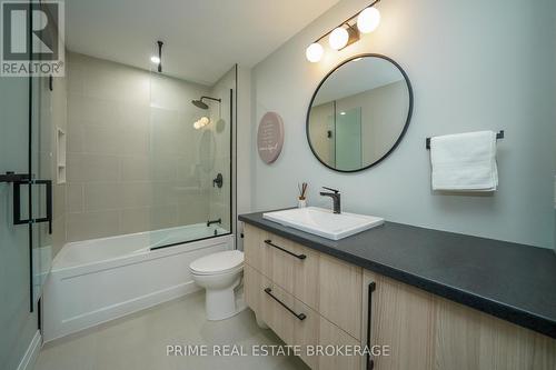 12 Warwick Avenue, Lambton Shores (Grand Bend), ON - Indoor Photo Showing Bathroom