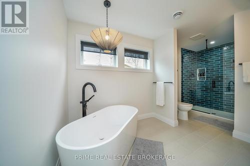 12 Warwick Avenue, Lambton Shores (Grand Bend), ON - Indoor Photo Showing Bathroom