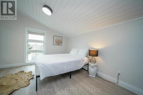 12 Warwick Avenue, Lambton Shores (Grand Bend), ON - Indoor Photo Showing Bedroom