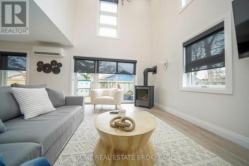 12 Warwick Avenue, Lambton Shores (Grand Bend), ON - Indoor Photo Showing Living Room