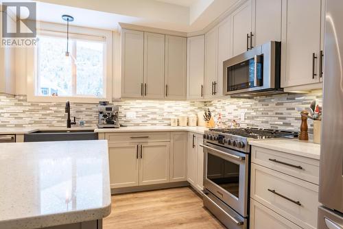 740 Prairie South  Road, Castlegar, BC - Indoor Photo Showing Kitchen With Upgraded Kitchen