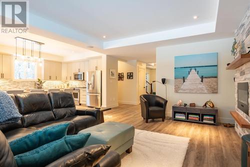 740 Prairie South  Road, Castlegar, BC - Indoor Photo Showing Living Room