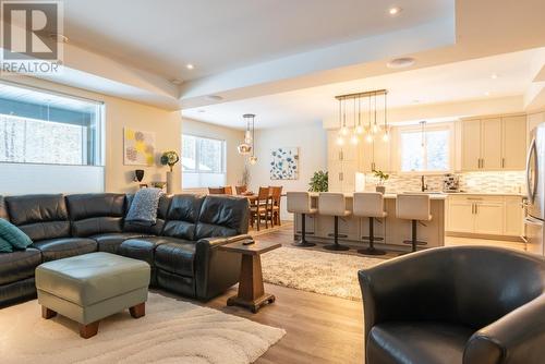 740 Prairie South  Road, Castlegar, BC - Indoor Photo Showing Living Room