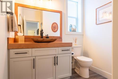 740 Prairie South  Road, Castlegar, BC - Indoor Photo Showing Bathroom