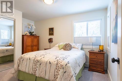 740 Prairie South  Road, Castlegar, BC - Indoor Photo Showing Bedroom