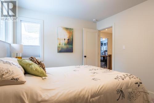 740 Prairie South  Road, Castlegar, BC - Indoor Photo Showing Bedroom