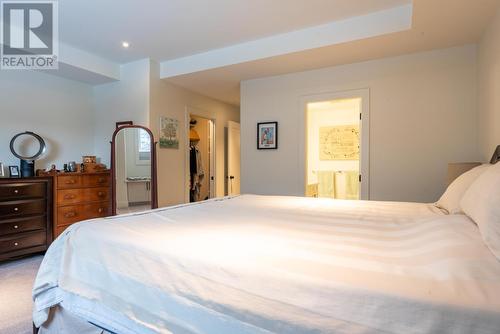 740 Prairie South  Road, Castlegar, BC - Indoor Photo Showing Bedroom