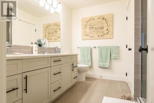 740 Prairie South  Road, Castlegar, BC - Indoor Photo Showing Bathroom