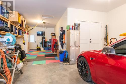 740 Prairie South  Road, Castlegar, BC - Indoor Photo Showing Garage