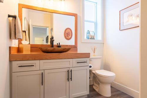 740 Prairie South Road, Castlegar, BC - Indoor Photo Showing Bathroom