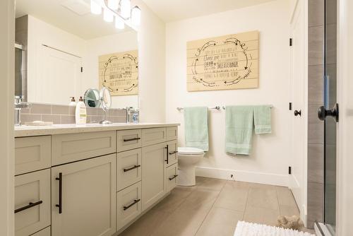 740 Prairie South Road, Castlegar, BC - Indoor Photo Showing Bathroom