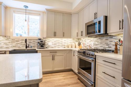 740 Prairie South Road, Castlegar, BC - Indoor Photo Showing Kitchen With Upgraded Kitchen