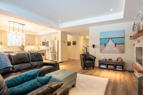 740 Prairie South Road, Castlegar, BC - Indoor Photo Showing Living Room