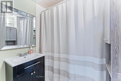 56 Keith Street, Hamilton, ON - Indoor Photo Showing Bathroom