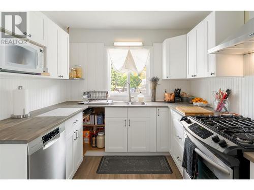 14024 Talbot Road, Lake Country, BC - Indoor Photo Showing Kitchen With Double Sink