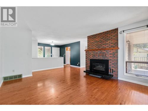 581 21 Street Se, Salmon Arm, BC - Indoor Photo Showing Living Room With Fireplace