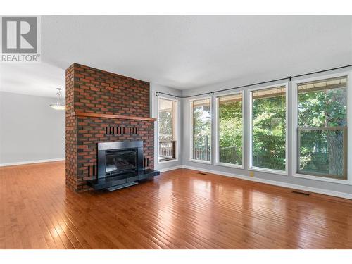 581 21 Street Se, Salmon Arm, BC - Indoor Photo Showing Living Room With Fireplace