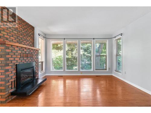 581 21 Street Se, Salmon Arm, BC - Indoor Photo Showing Living Room With Fireplace