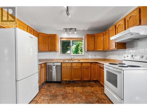 581 21 Street Se, Salmon Arm, BC - Indoor Photo Showing Kitchen