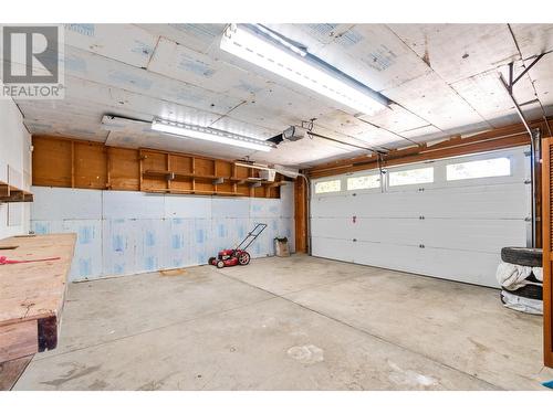 581 21 Street Se, Salmon Arm, BC - Indoor Photo Showing Garage