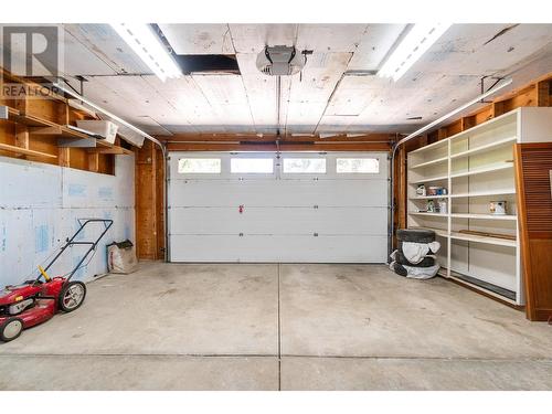 581 21 Street Se, Salmon Arm, BC - Indoor Photo Showing Garage