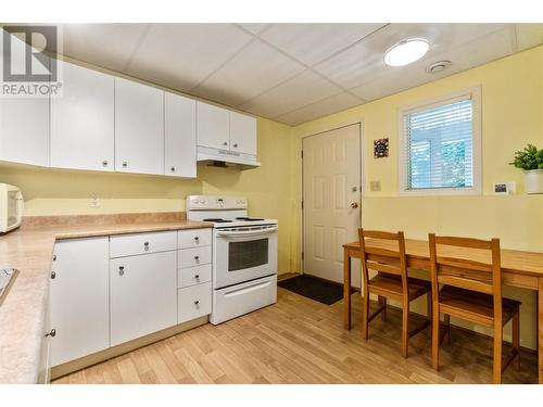 581 21 Street Se, Salmon Arm, BC - Indoor Photo Showing Kitchen