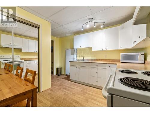 581 21 Street Se, Salmon Arm, BC - Indoor Photo Showing Kitchen