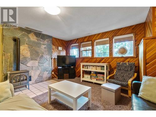 581 21 Street Se, Salmon Arm, BC - Indoor Photo Showing Living Room