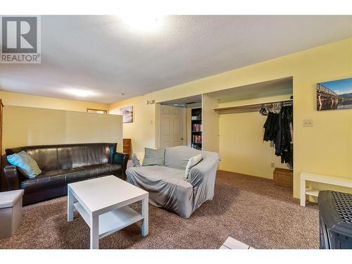 581 21 Street Se, Salmon Arm, BC - Indoor Photo Showing Living Room