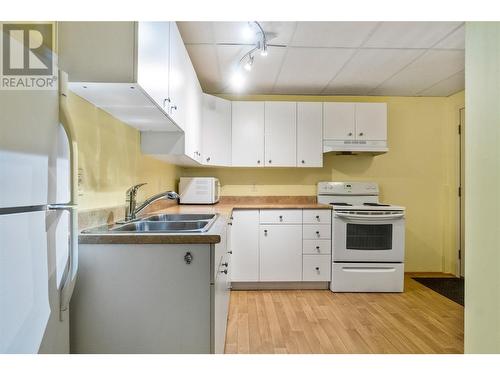 581 21 Street Se, Salmon Arm, BC - Indoor Photo Showing Kitchen With Double Sink