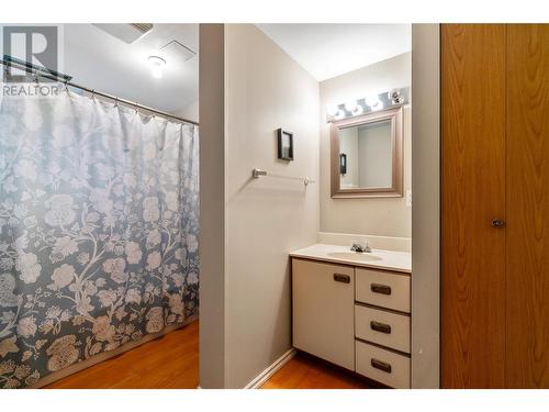 581 21 Street Se, Salmon Arm, BC - Indoor Photo Showing Bathroom