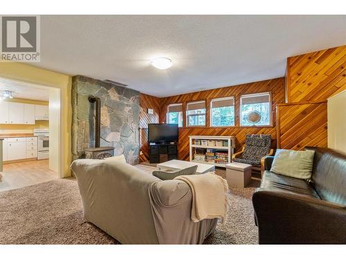 581 21 Street Se, Salmon Arm, BC - Indoor Photo Showing Living Room With Fireplace