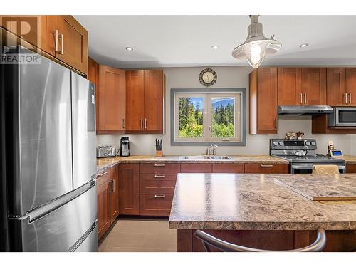 1734 Mt Begbie Road, Revelstoke, BC - Indoor Photo Showing Kitchen With Double Sink