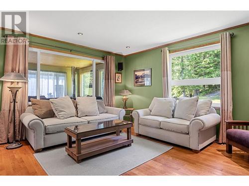 1734 Mt Begbie Road, Revelstoke, BC - Indoor Photo Showing Living Room