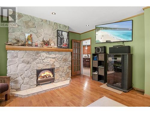 1734 Mt Begbie Road, Revelstoke, BC - Indoor Photo Showing Living Room With Fireplace