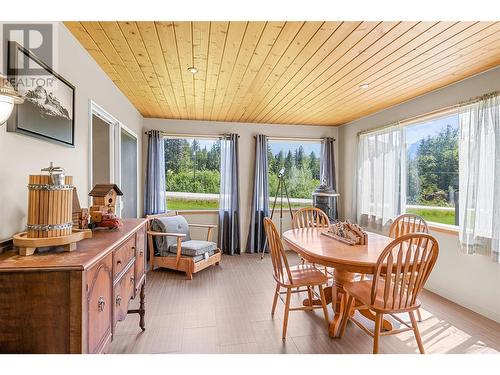 1734 Mt Begbie Road, Revelstoke, BC - Indoor Photo Showing Dining Room