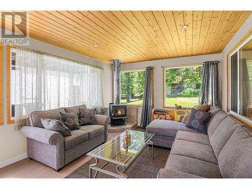 1734 Mt Begbie Road, Revelstoke, BC - Indoor Photo Showing Living Room