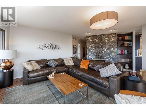 324 Sunshine Place, Vernon, BC - Indoor Photo Showing Living Room