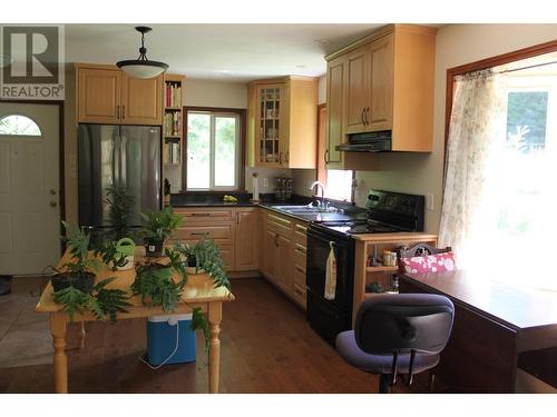 4515 6 Highway, Hills, BC - Indoor Photo Showing Kitchen With Double Sink