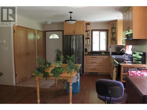 4515 6 Highway, Hills, BC - Indoor Photo Showing Kitchen