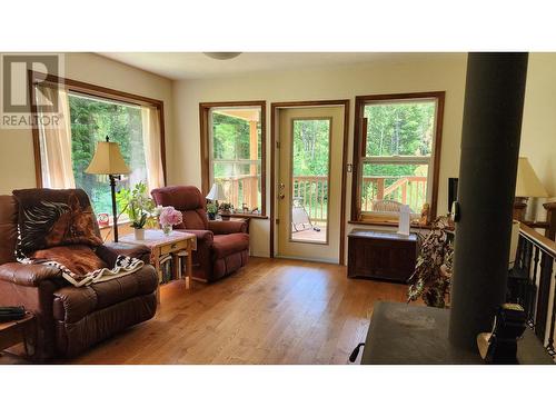 4515 6 Highway, Hills, BC - Indoor Photo Showing Living Room