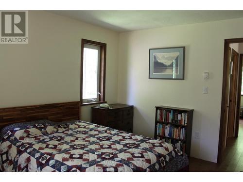 4515 6 Highway, Hills, BC - Indoor Photo Showing Bedroom