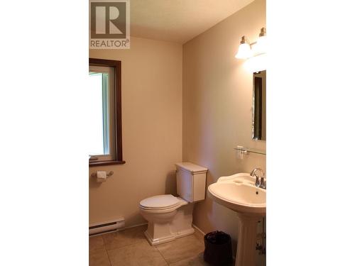 4515 6 Highway, Hills, BC - Indoor Photo Showing Bathroom